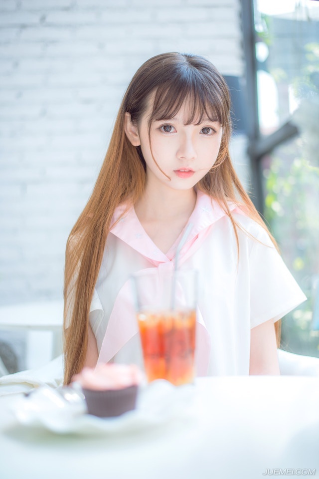 “越快越好，孔明这几日不间断来信催促。”刘备沉声道：“只是如何撤兵，还要跟两位军师商议一番。”